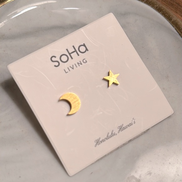⭐️ 🌙 NWT Star and Moon stud earrings from Hawaii - Picture 2 of 2